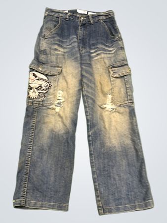 Blaue Cargo-Jeans mit Totenkopf-Graphic