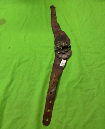 Brauner Ledergürtel mit Löwenkopfverzierung
