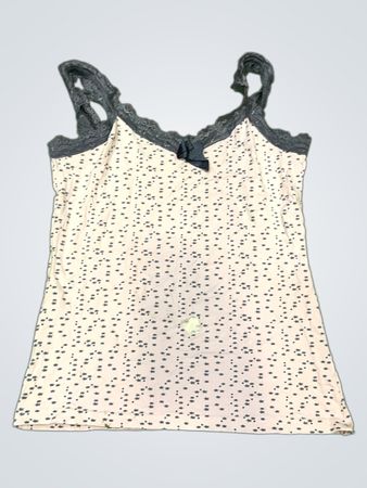Rosa Top mit grauem Spitzenbesatz und floralem Muster