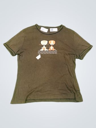 Olivegrünes T-Shirt mit Grafik von zwei Cartoon-Katzen