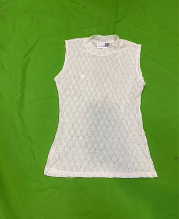 Weißes Spitze Mock Neck ärmellos Top