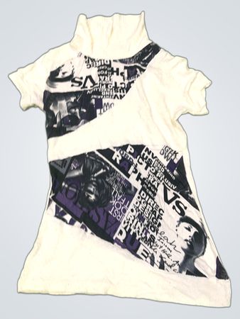 Weißes Rollkragen-T-Shirt mit grafischem Druck