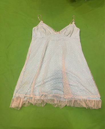 Hellblaue Pünktchen-Babydoll mit Spitzenbesatz