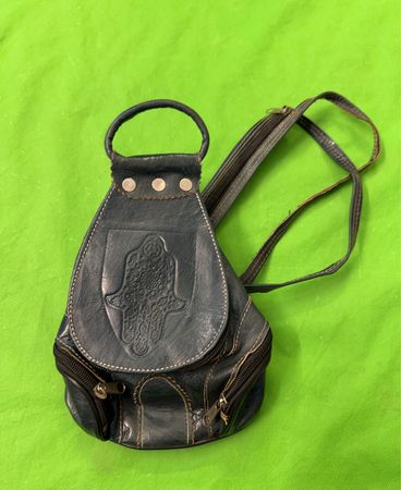 Blauer Leder-Rucksack mit Hamsa-Design