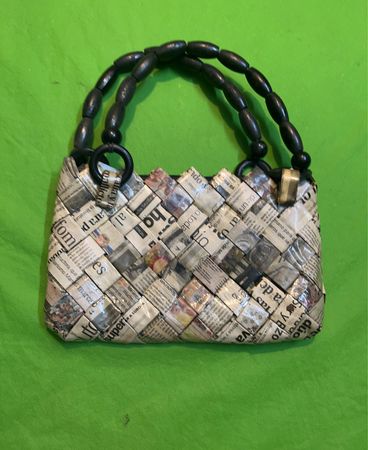 Gewebte Zeitungs-Handtasche mit Holzperlen