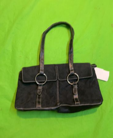Schwarze Handtasche mit silbernem Zubehör