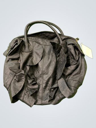 Daisy Fuentes schwarze Kunstleder-Handtasche