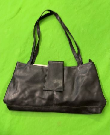 Schwarze Lederhandtasche