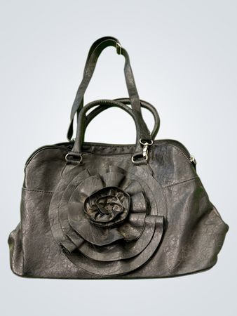 Schwarze Kunstleder-Handtasche mit floralem Detail
