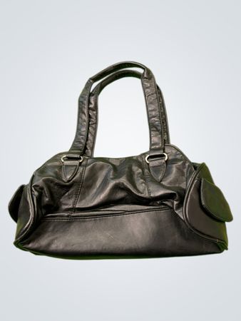 Schwarze Kunstleder-Handtasche mit Reißverschlusstaschen
