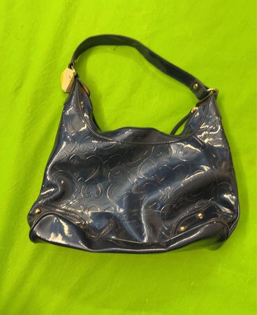 Blaue patentierte Lederhandtasche mit geprägten Herzen