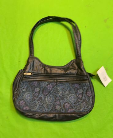 Schwarze Schultertasche mit gemustertem Frontpanel