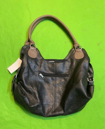 Schwarze Schultertasche mit braunen Griffen