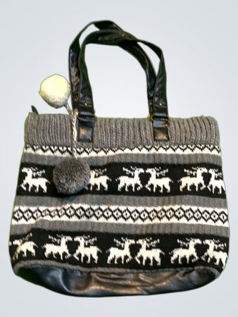 Strick-Tasche mit Rentier-Muster und Pom-Poms