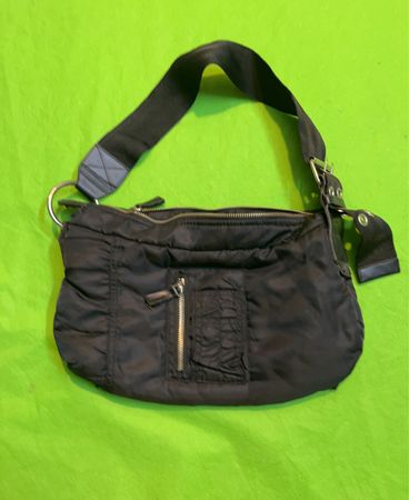 Schwarze Schultertasche