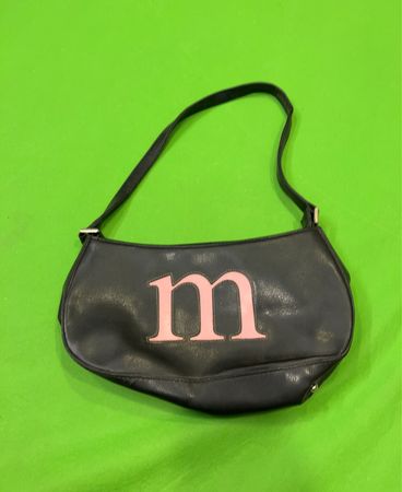 Schwarze Umhängetasche mit pinkem 'm' Logo
