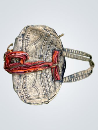 Denim-Tasche mit mehrfarbigem Tragegurt