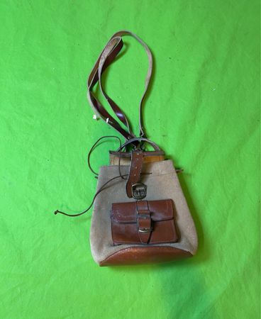 Leder- und Canvas-Zugtasche mit Schnallenverschluss