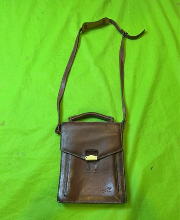 Braune Leder Schultertasche mit goldener Schnalle
