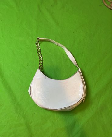 Weiße halbmondförmige Schultertasche mit Kettendetail