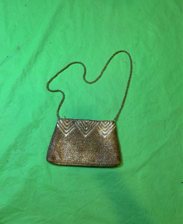 Perlenbesetzte Clutch-Handtasche mit Kettenriemen