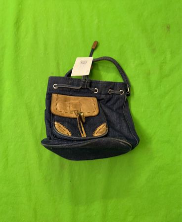 Denim-Eimer-Tasche mit Lederakzenten