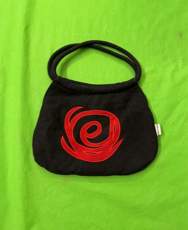 Schwarze Handtasche mit rotem gesticktem Logo