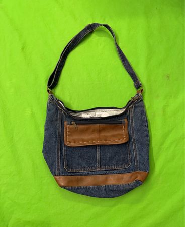 Jeans-Schultertasche mit braunen Lederakzenten