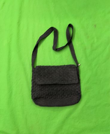 Schwarze strukturierte Schultertasche