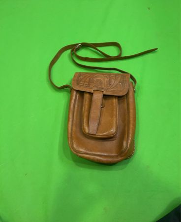 Braune Leder Umhängetasche mit floralem Prägung