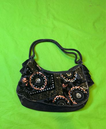 Schwarze bestickte Tasche