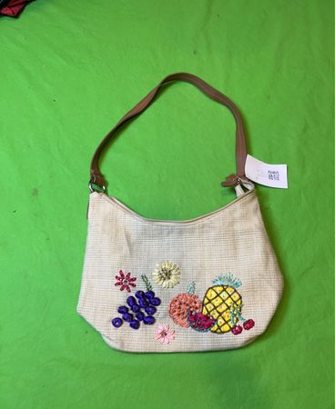 Schultertasche aus Stroh von Cherokee Brand mit Fruchtstickerei
