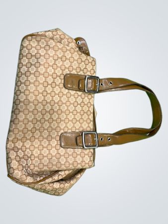 Handtasche mit tan- und braunfarbenem Muster und braunen Ledergriffen