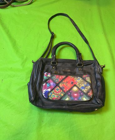 Schwarze Lederhandtasche mit buntem Patchwork-Frontdetail