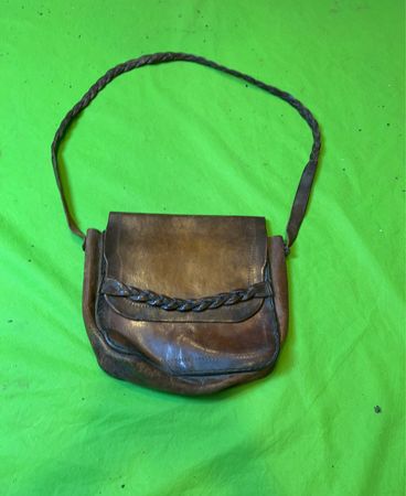 Braune Leder-Schultertasche mit geflochtenem Detail