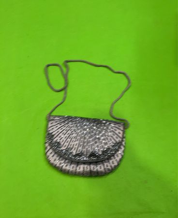 Beuteltasche mit Kettenriemen