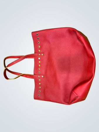 Rote Tragetasche mit gelben Akzenten