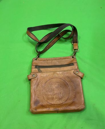Braune Leder-Umhängetasche mit geprägtem Detail
