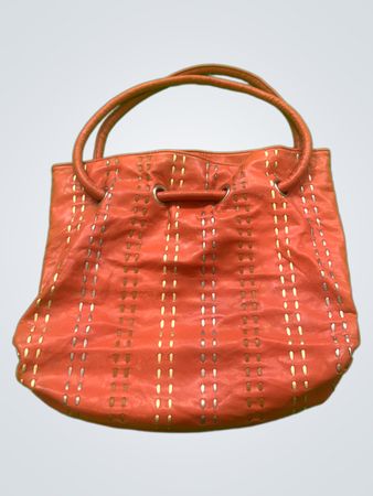 Orange Handtasche mit dekorativen Nähten