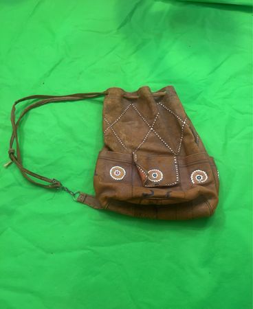 Braune Lederzugtasche mit dekorativen Nähten