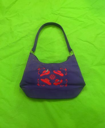 Lila Schultertasche mit roter Hutstickerei
