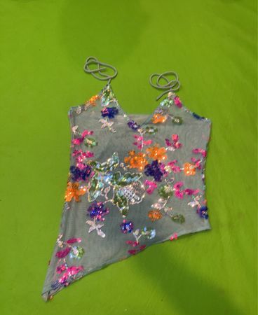 Upcycled durchscheinendes, mit Pailletten besetztes Blumenshirt