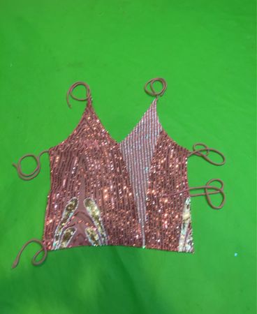 Upcycled pinkes, mit Pailletten besetztes Trägeroberteil mit Bindebändern