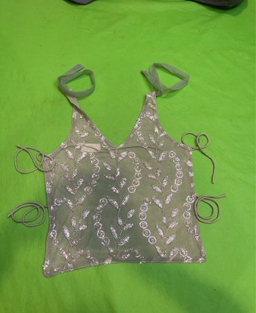 Upcycletes grünes Tanktop mit Pailletten und Bindedetails