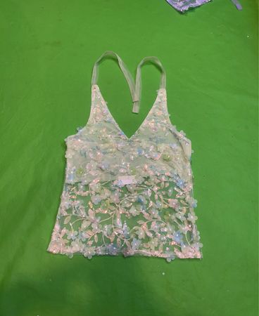 Upcycled transparente, mit Blumen verzierte Haltertop