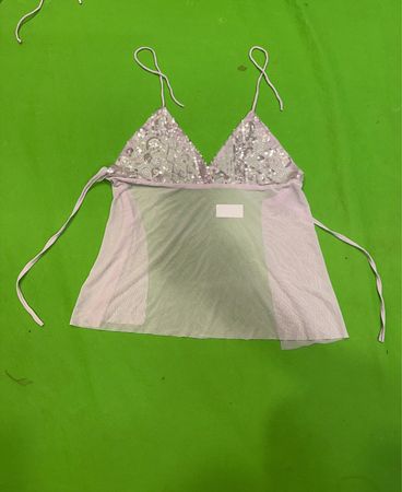 Upcycling-Lavendel-Pailletten-Top mit Bindebändern