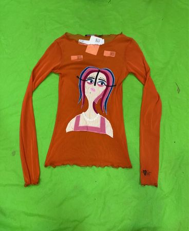 Upcycled La Mode Est à Vous Orange Mesh Langärmliges Oberteil mit grafischem Druck