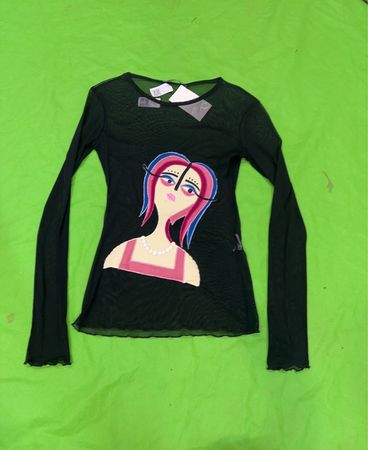 Upcycled schwarzes Mesh Langarmoberteil mit Grafikdruck
