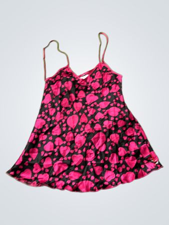 Slipkleid mit pink- und schwarzfarbenem Herzdruck