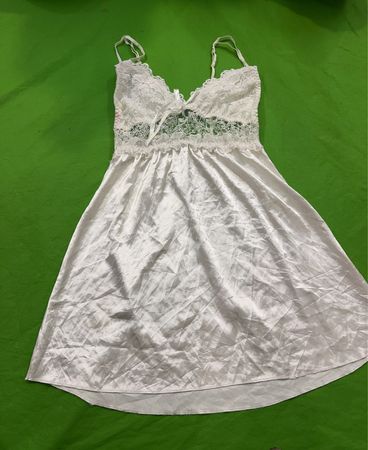Weißes Satin-Spitzen-Nachtkleid